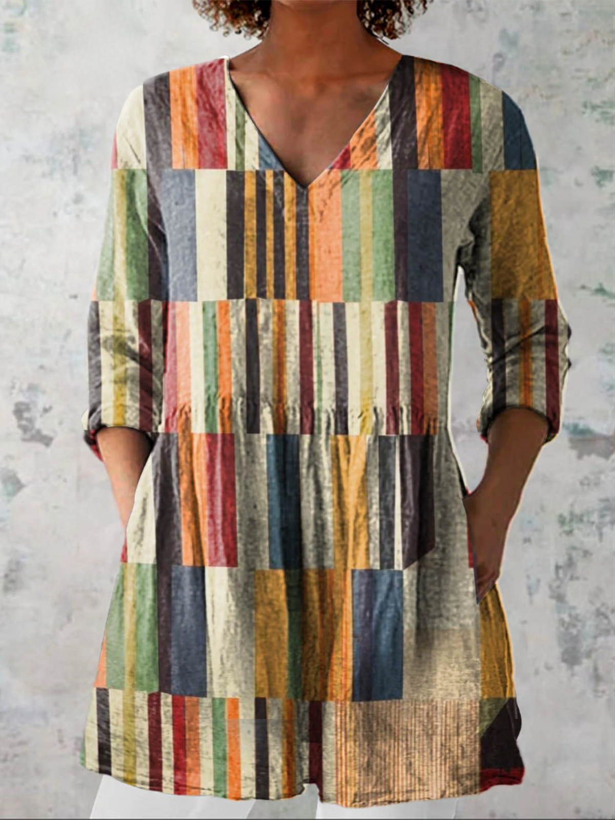 Ewelina - bluzka z kolorowym wzorem patchwork, widok z bliska